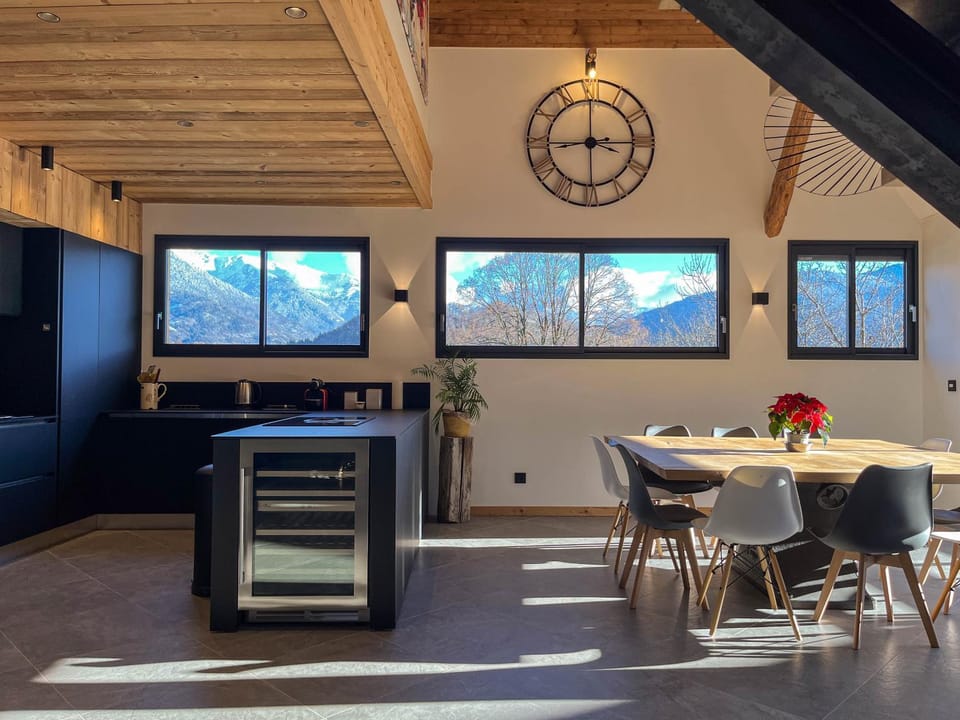 Kitchen or kitchenette, Dining area