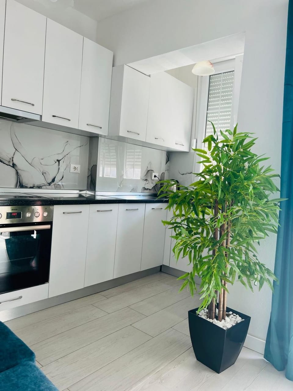 Kitchen or kitchenette, minibar