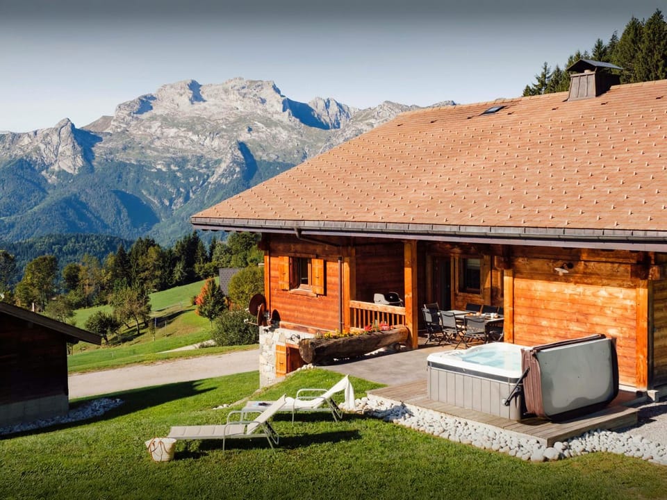 Property building, Day, Natural landscape, Summer, Hot Tub, Mountain view
