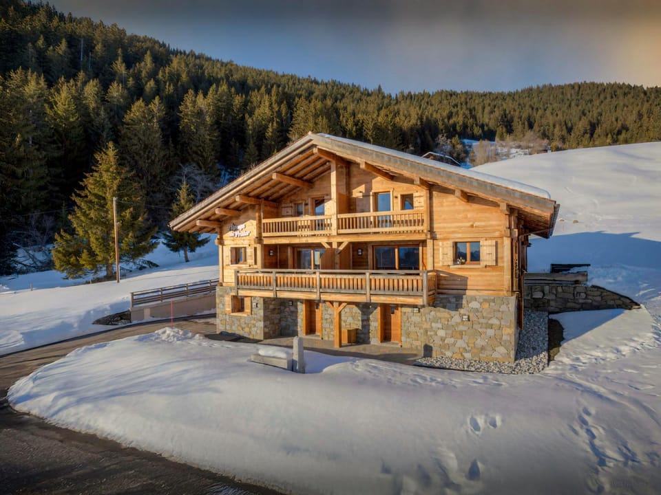 Property building, Day, Natural landscape, Winter, Mountain view