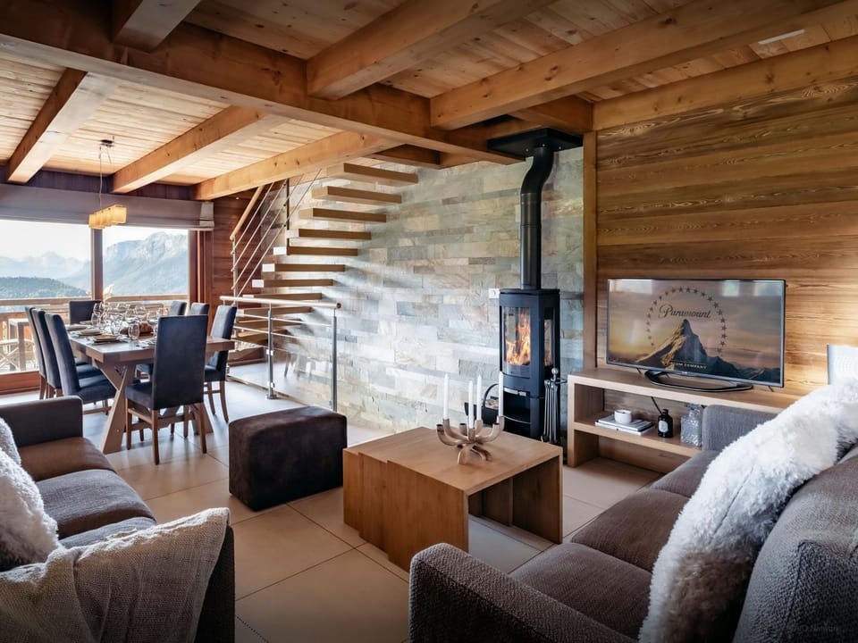 Communal lounge/ TV room, TV and multimedia, Living room, Seating area, Dining area, Evening entertainment