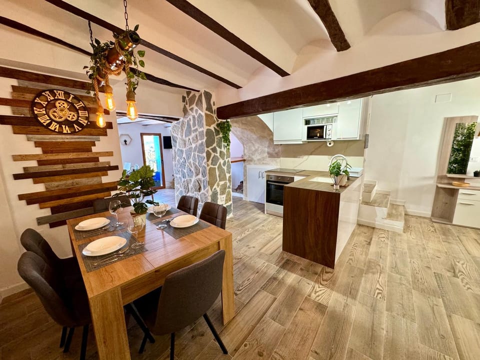 Kitchen or kitchenette, Seating area, Dining area, pet friendly, stove