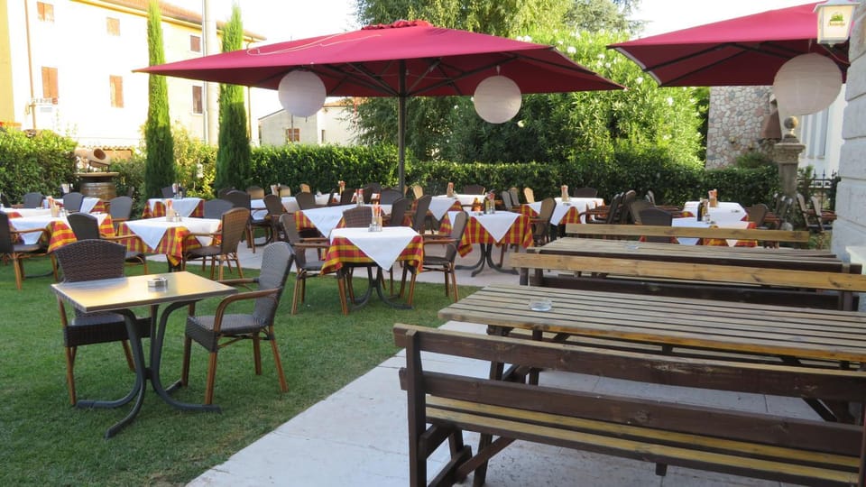 Restaurant/places to eat, Day, Garden, Garden view