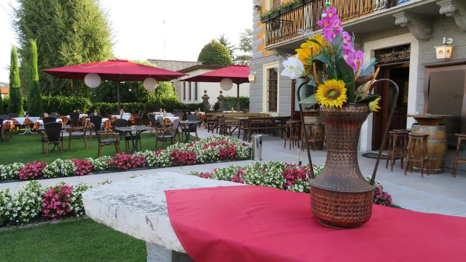 Property building, Restaurant/places to eat, Day, Garden view
