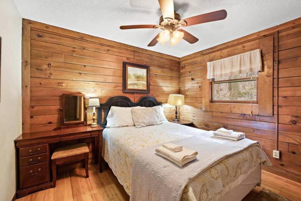 Bed, Bedroom, towels