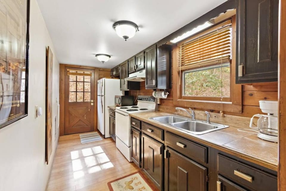 Kitchen or kitchenette, oven, stove