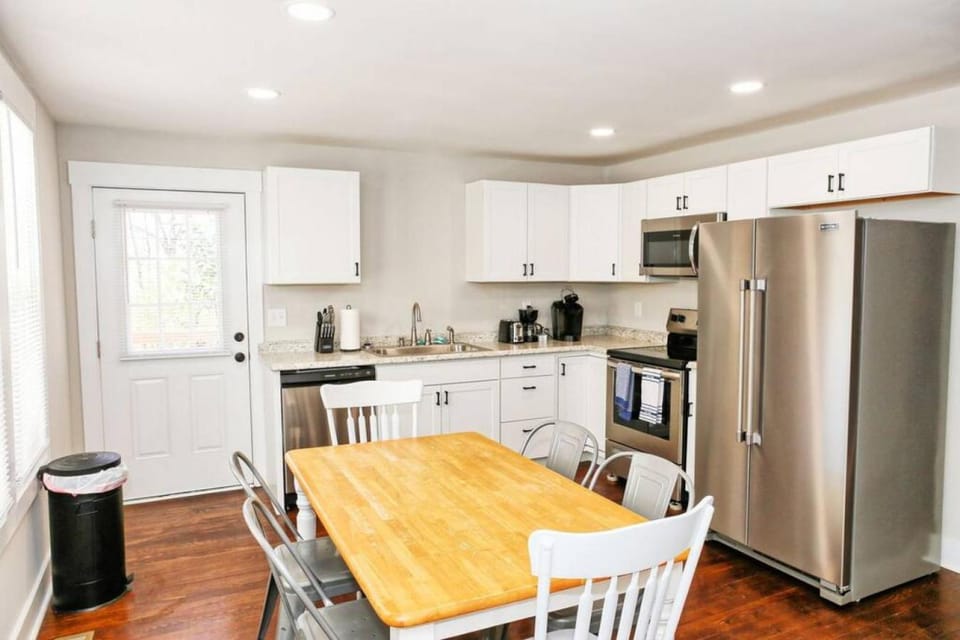 Coffee/tea facilities, Kitchen or kitchenette, Dining area, dishwasher, oven, stove
