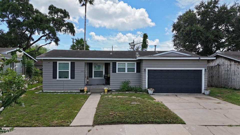 Pool Home with EV charger. No fee early check in! House in Nueces County