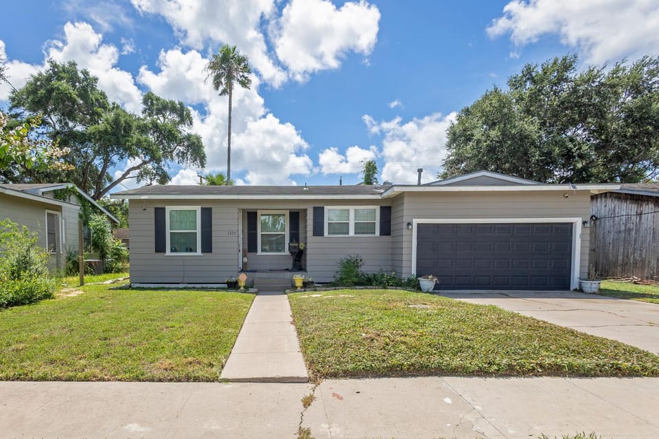 Pool Home with EV charger. No fee early check in! House in Nueces County