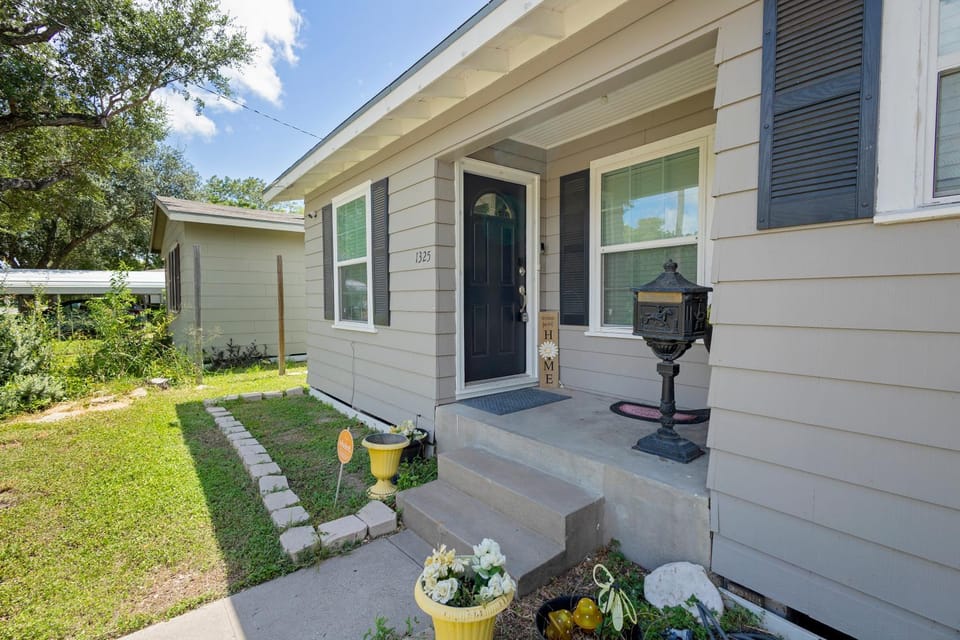 Pool Home with EV charger. No fee early check in! House in Nueces County