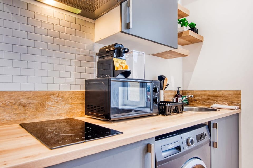 Kitchen or kitchenette, minibar, stove, washing machine