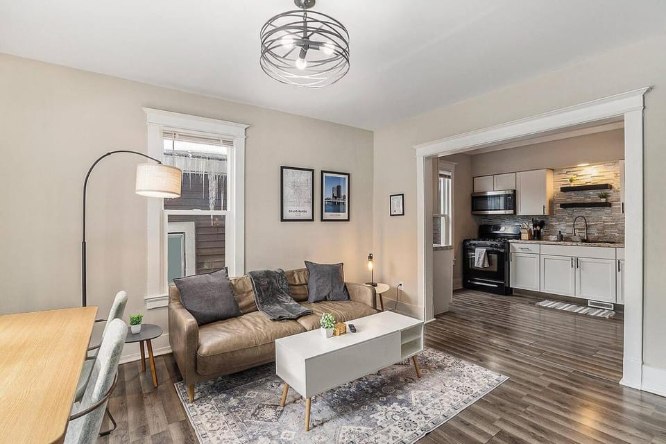 The Metropolitan Manor-New Corporate Apt Downtown Apartment in Grand Rapids