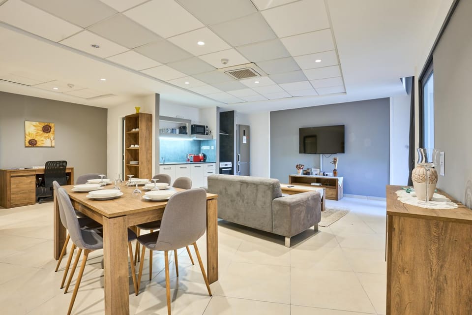 TV and multimedia, Kitchen or kitchenette, Living room, Seating area, Dining area