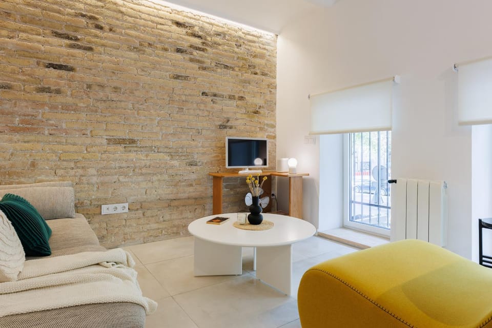 TV and multimedia, Living room, Seating area, Street view, internet