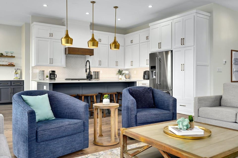 Lakeshore Splendor Lakefront Dock House in Lake Travis