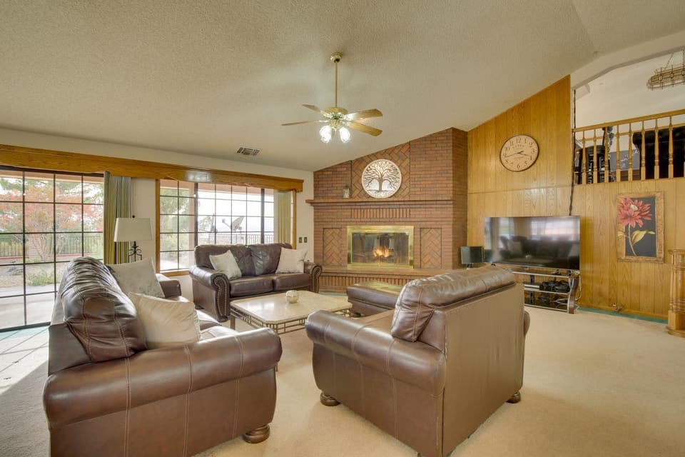 Spacious California Oasis Patio, Fireplace and Pool House in Southern California