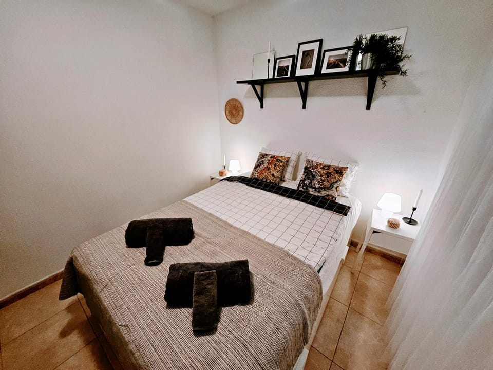 Bed, Bedroom, towels