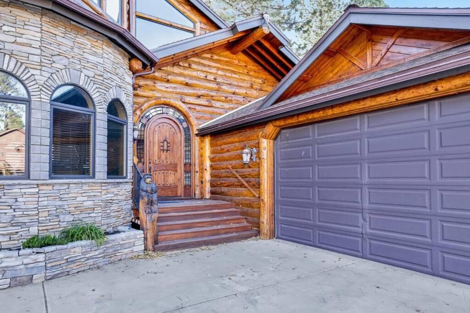 Wolf Creek Castle at Bear Mountain~ Hot Tub~ Games House in Big Bear