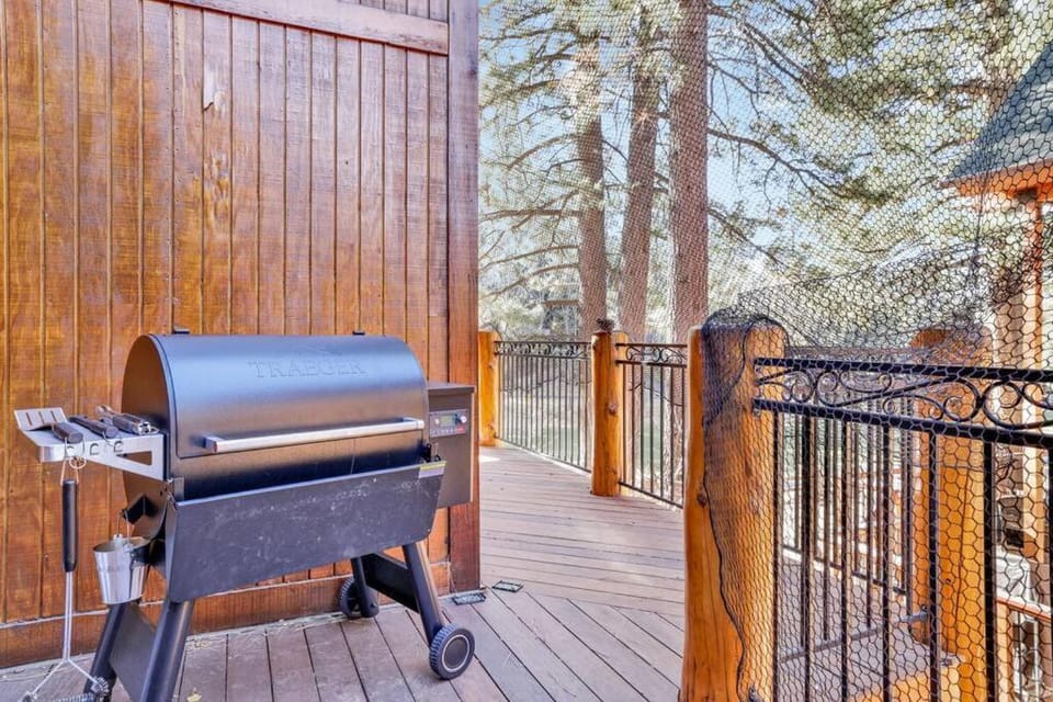 Wolf Creek Castle at Bear Mountain~ Hot Tub~ Games House in Big Bear