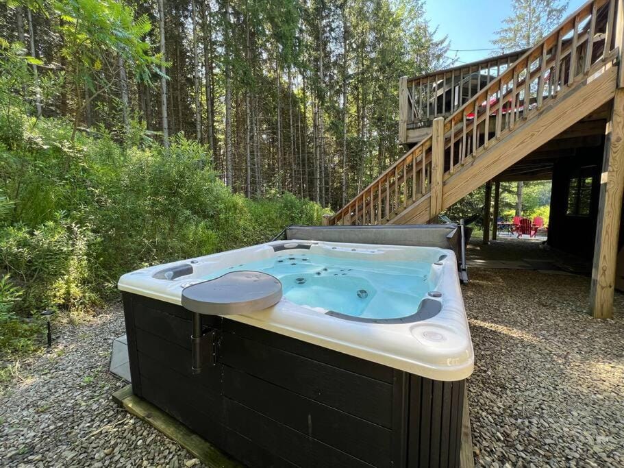 Hot Tub & Fire Pit~The Pines Chalet Chalet in Cattaraugus