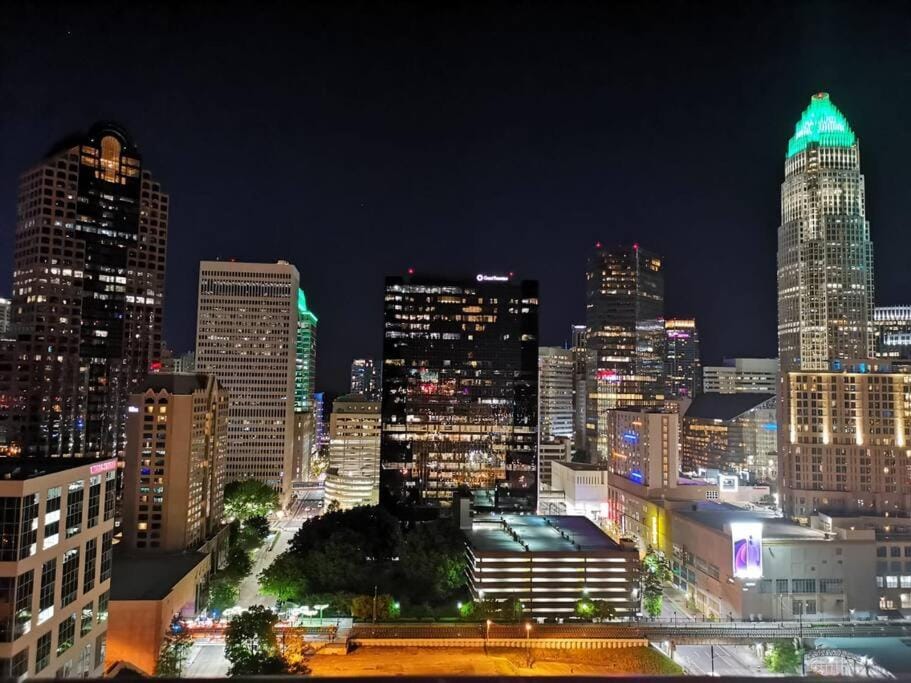 DT Charm Apt with Pool,Gym,Wine,WKSpace, Free Parking Apartment in Charlotte