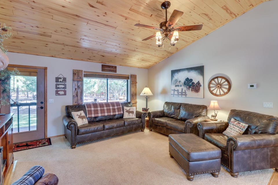 3 Mi to Fool Hollow Lake: Cozy Cabin w/ Fire Pit Cabin in Show Low