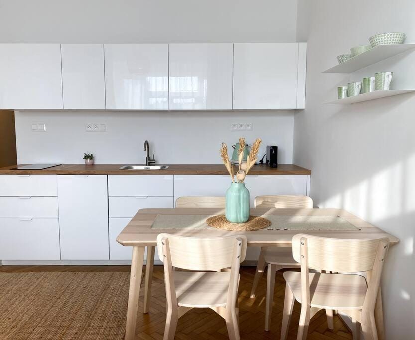 Kitchen or kitchenette, Dining area, stove