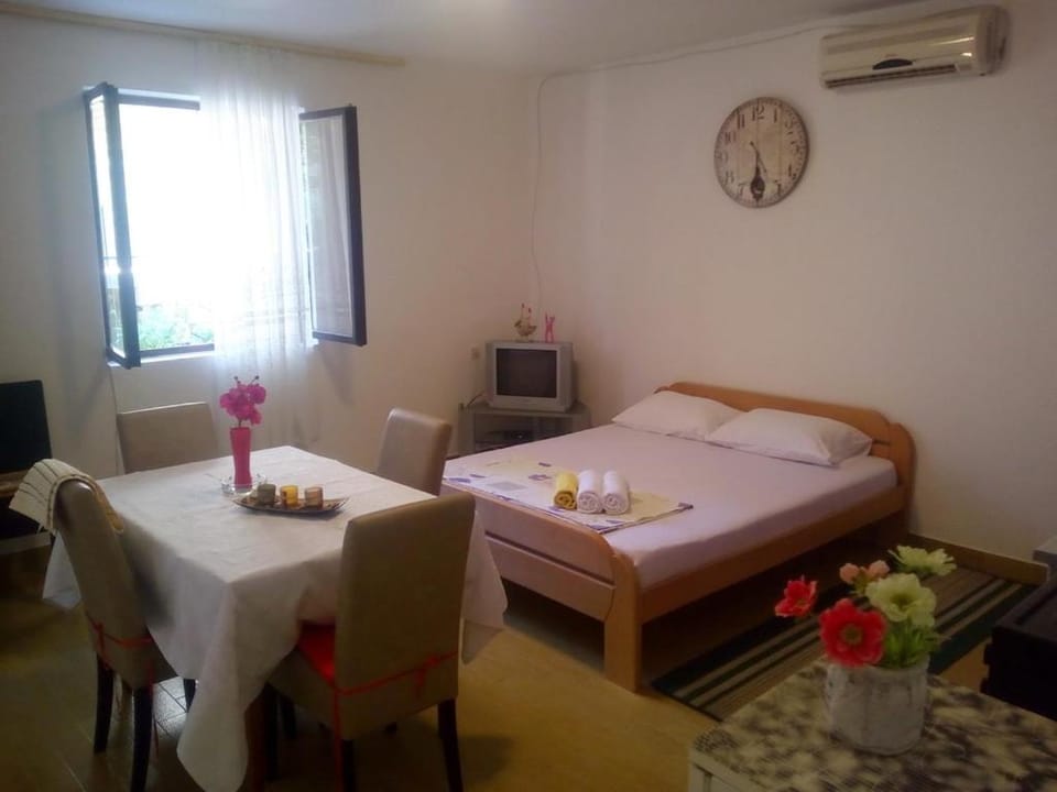 Sea view, Street view