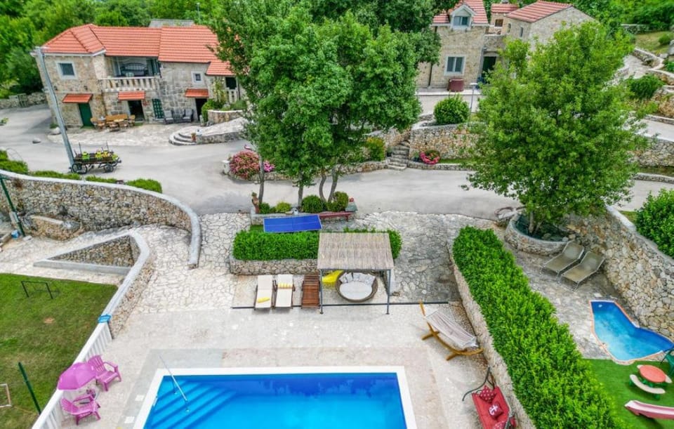 Property building, Bird's eye view, Garden, Pool view, Swimming pool, Location, sunbed