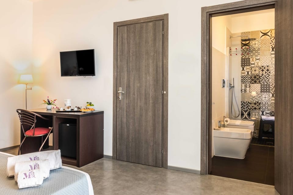 Bed, Bathroom, Photo of the whole room, Bedroom, towels