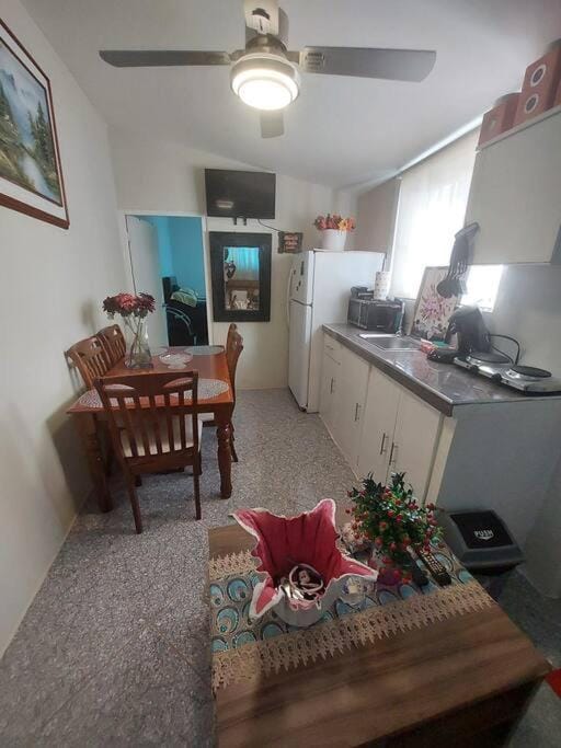 Kitchen or kitchenette, Dining area, minibar, stove
