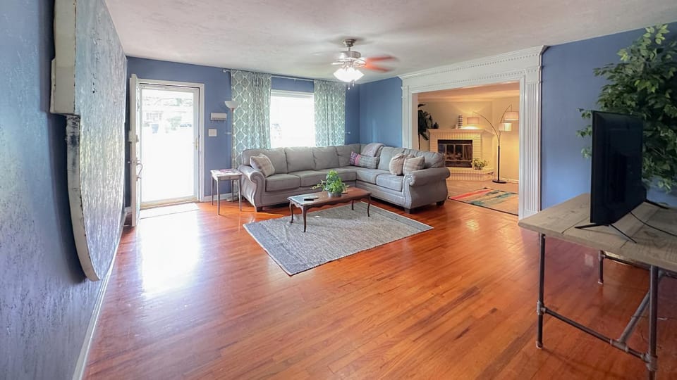 TV and multimedia, Living room, Seating area, fireplace