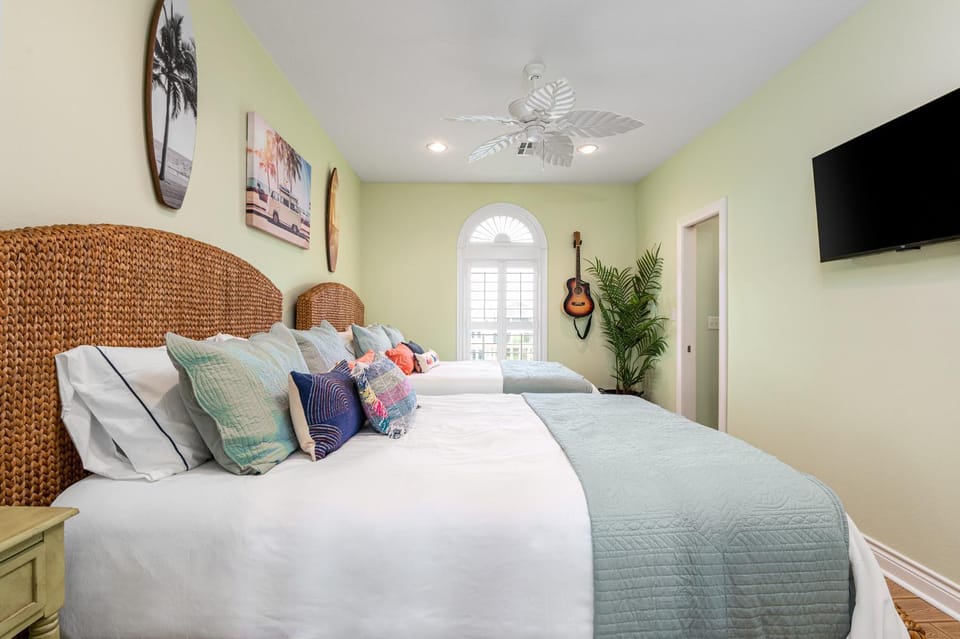 Bed, TV and multimedia, Photo of the whole room, Bedroom, fireplace
