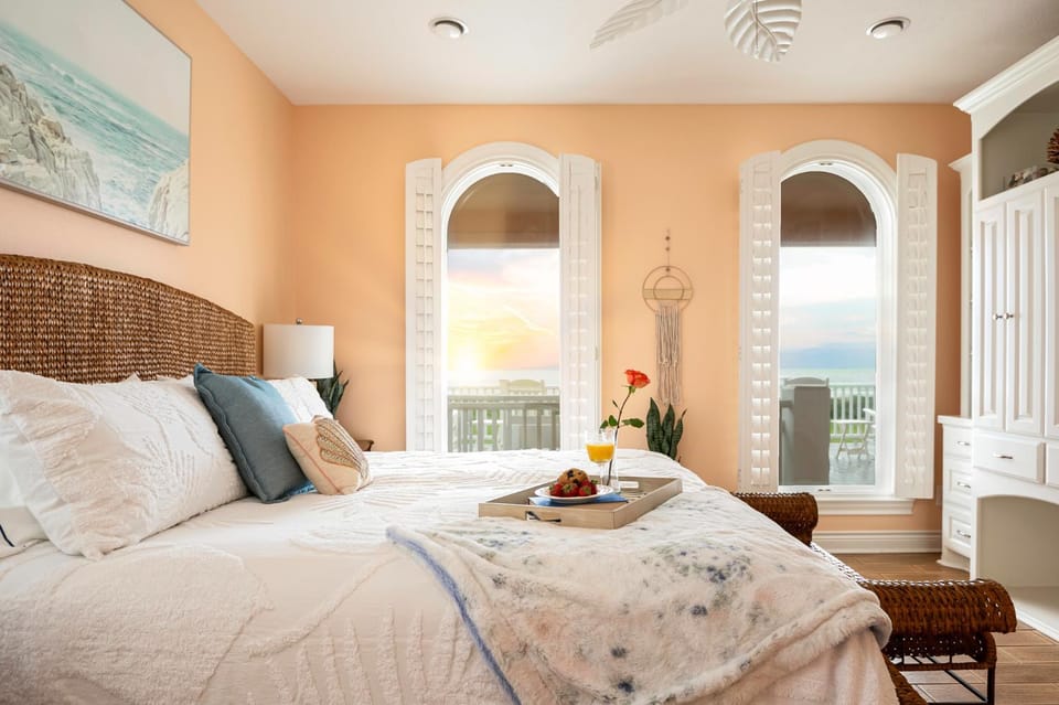 Bed, TV and multimedia, Photo of the whole room, Bedroom, Sea view, fireplace
