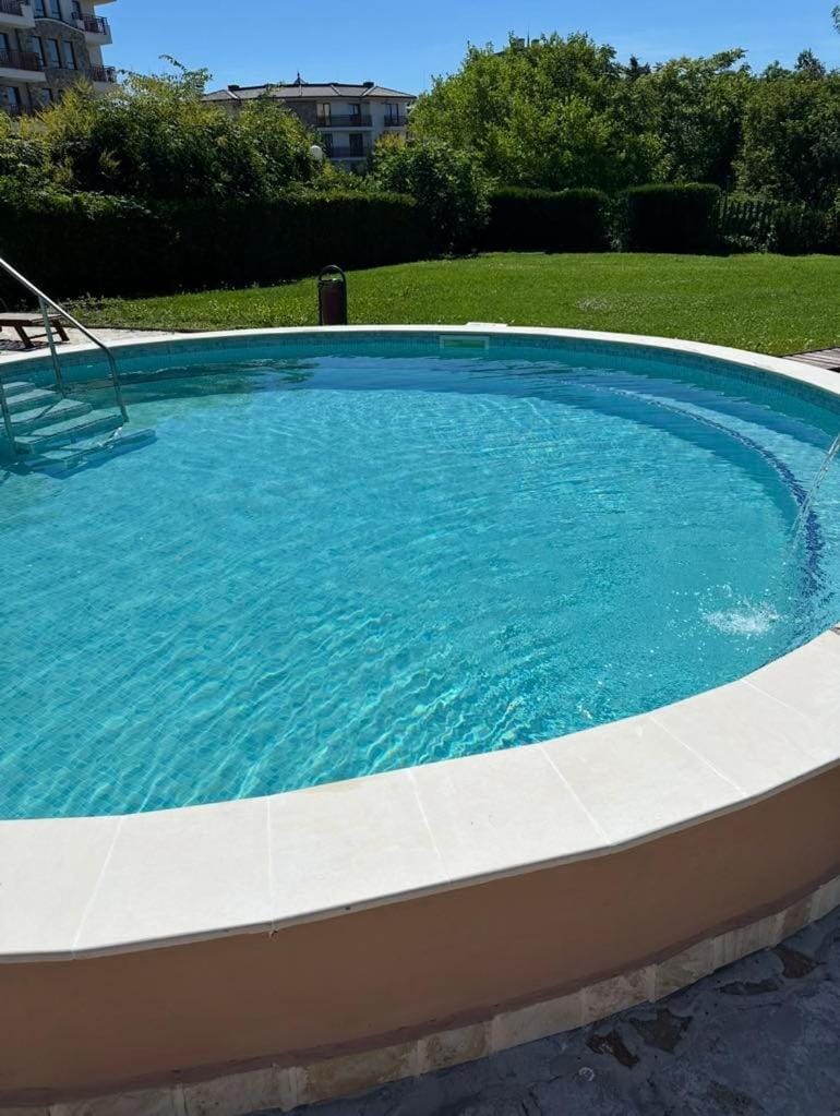 Day, Swimming pool