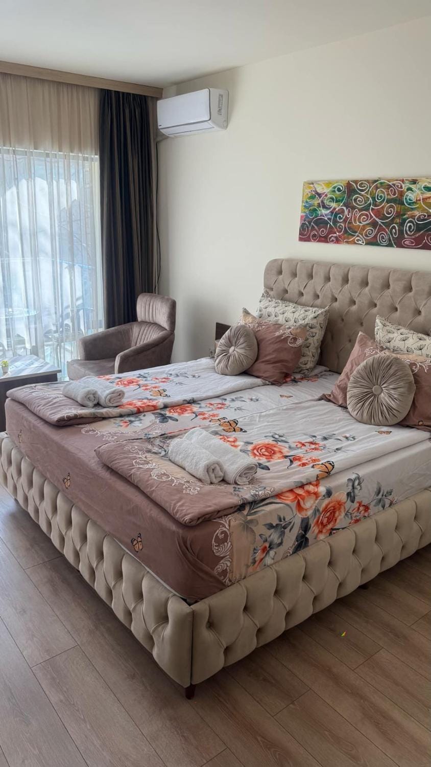 Bed, Photo of the whole room, Seating area, Bedroom, towels, air conditioner
