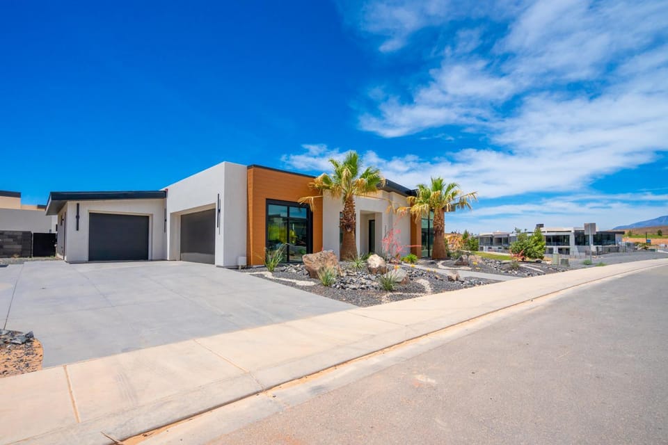 Live Luxurious at Zion House in Hurricane