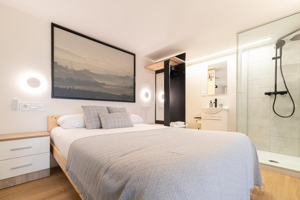 Shower, Bed, Photo of the whole room