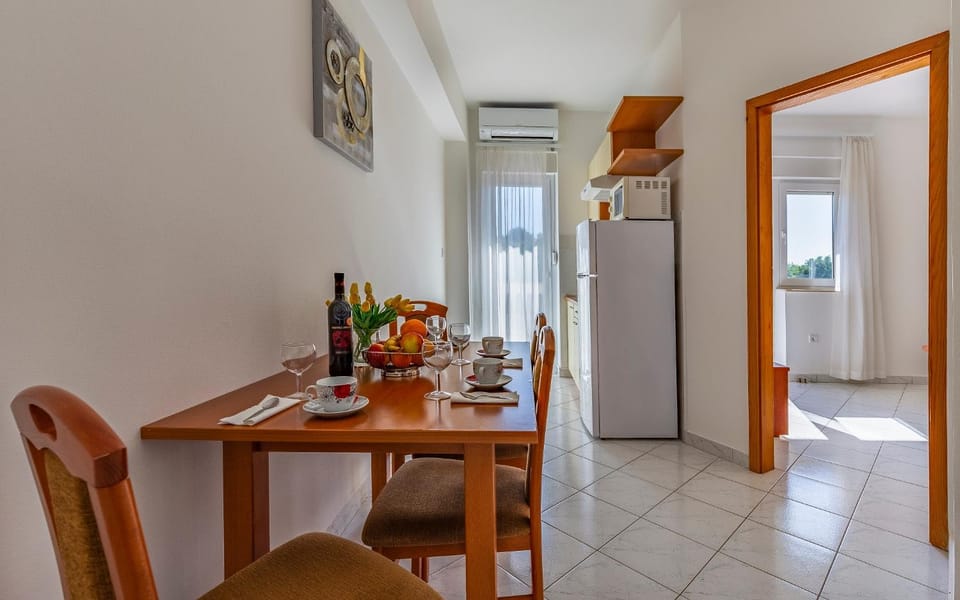 Kitchen or kitchenette, Food and drinks, Dining area, minibar