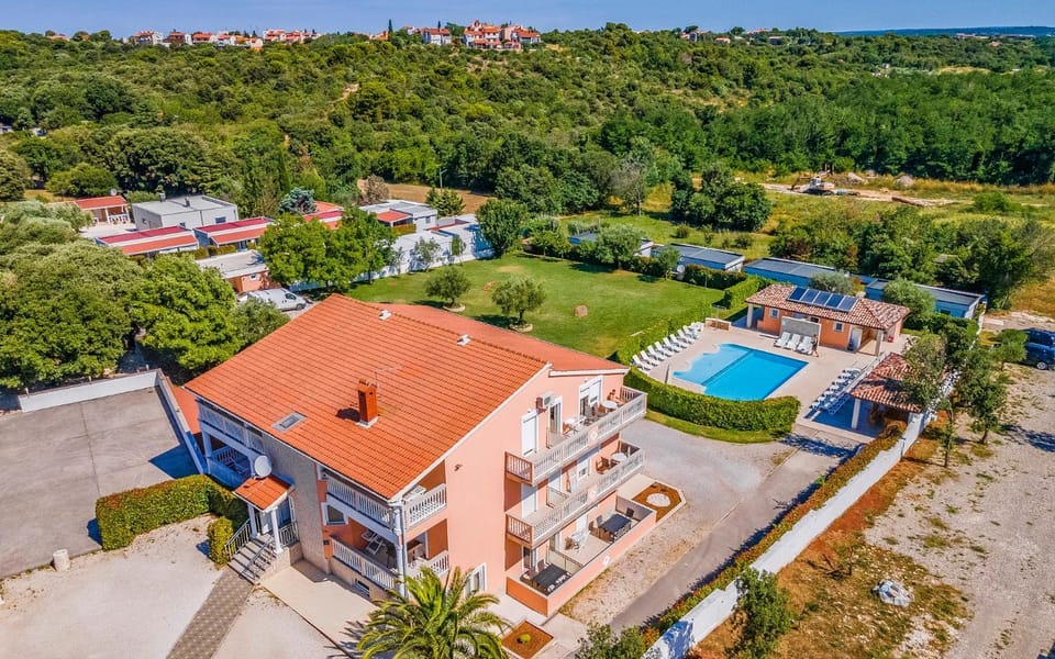Property building, Day, Neighbourhood, Natural landscape, Bird's eye view, Garden, Swimming pool
