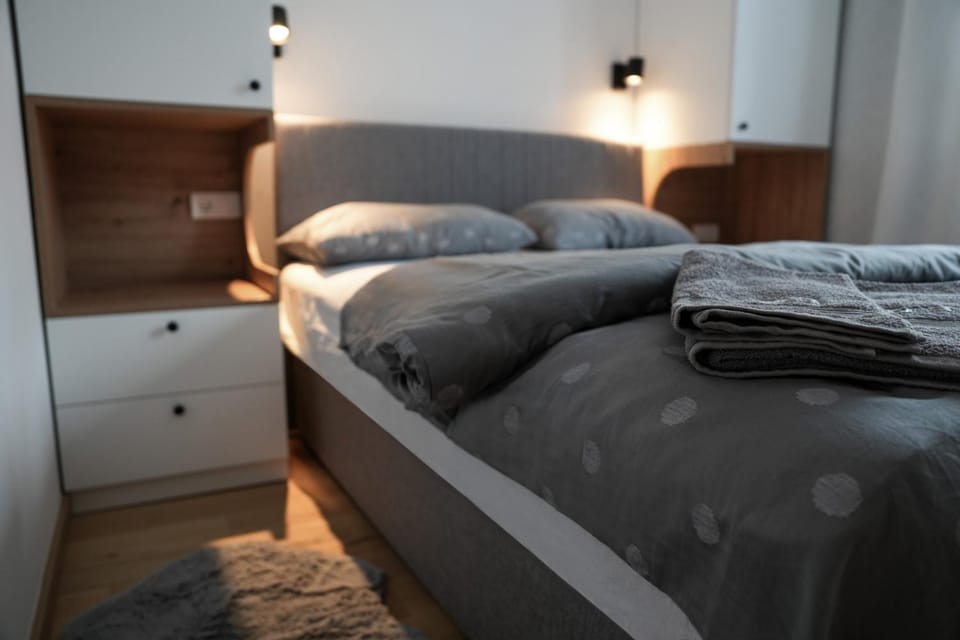 Bed, Bedroom, towels