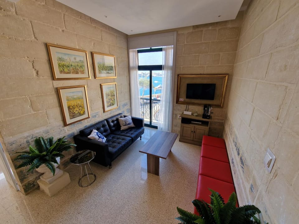 TV and multimedia, Balcony/Terrace, Living room, Sea view, Street view, internet