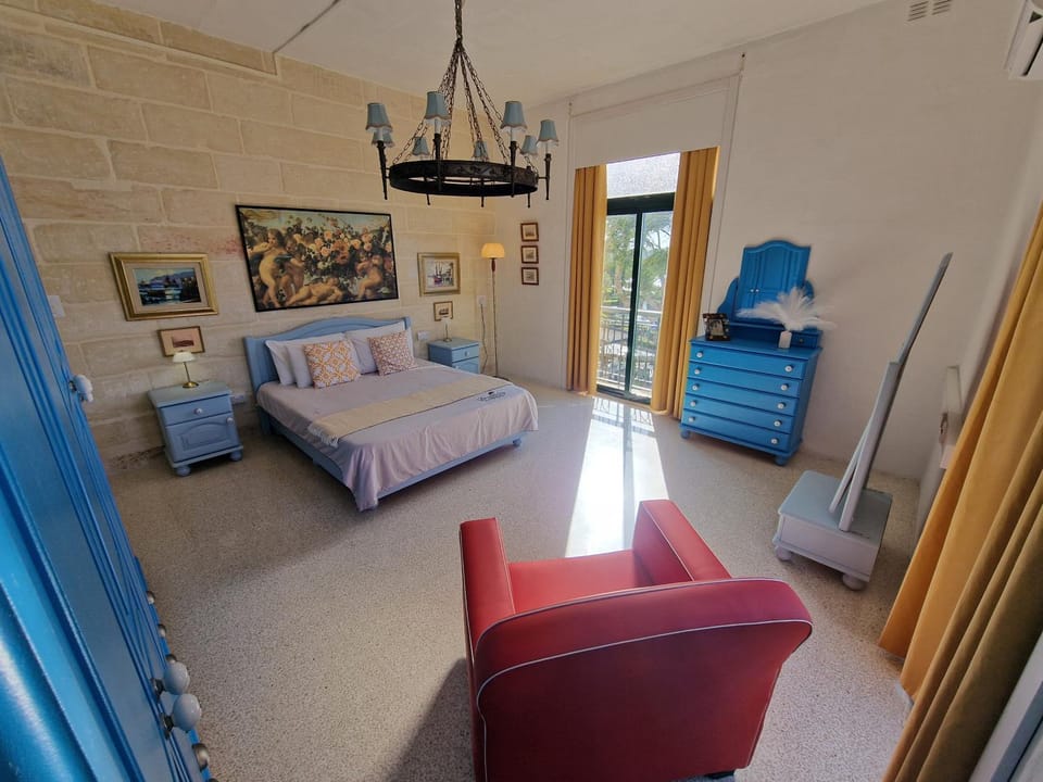Bed, Balcony/Terrace, Bedroom, Sea view, Street view, heating, internet, wardrobe, air conditioner