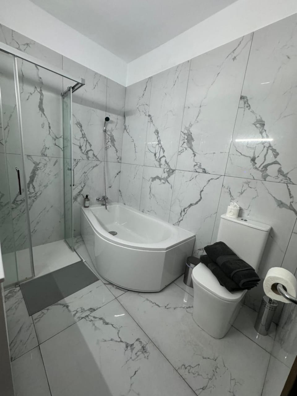 Shower, Toilet, Bathroom, Bath, towels
