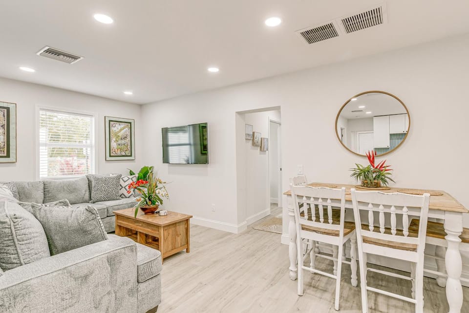 Heated Pool + Backyard: North Palm Beach Retreat! House in Palm Beach Gardens