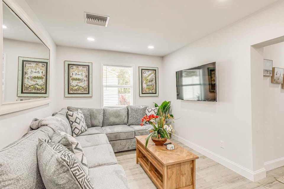 Heated Pool + Backyard: North Palm Beach Retreat! House in Palm Beach Gardens