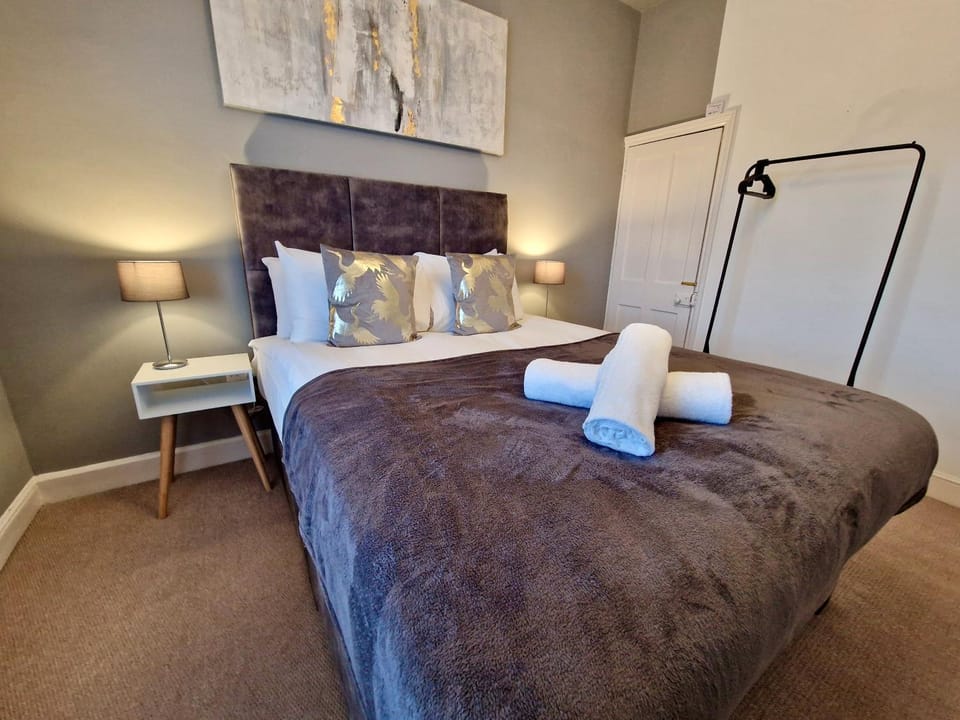 Cosy Luxury Home next to City Centre with Free Parking and Garden - Contractors & Relocators House in Coventry