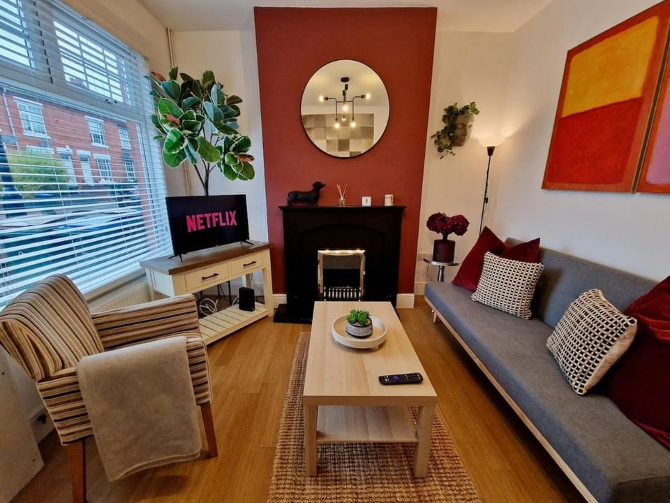 Cosy Luxury Home next to City Centre with Free Parking and Garden - Contractors & Relocators House in Coventry