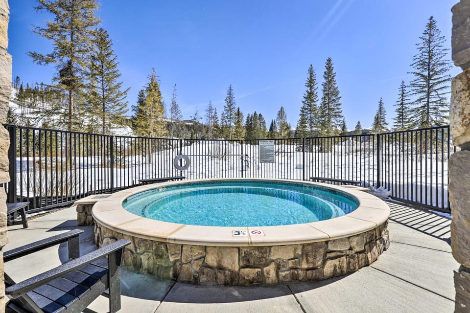 Winter Park Condo w/ Hot Tub, Balcony & Shuttle! House in Fraser