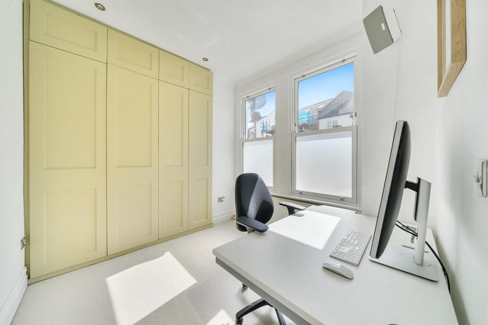 Entire Modern Apartment with Garden Near Underground Station Apartment in London Borough of Croydon